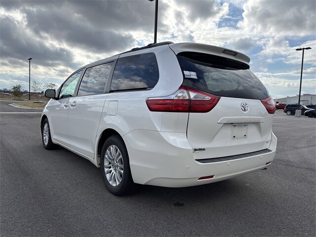 2015 Toyota Sienna XLE photo 3
