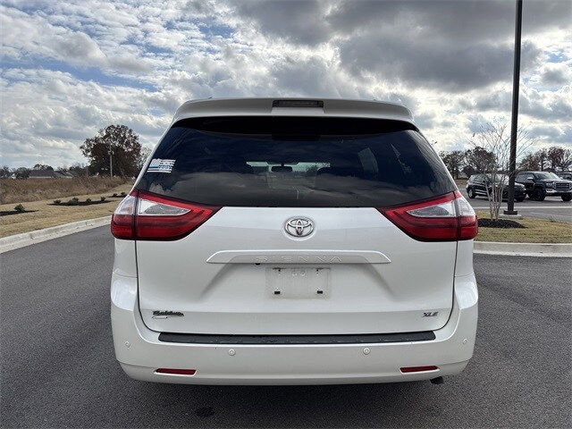 2015 Toyota Sienna XLE photo 4