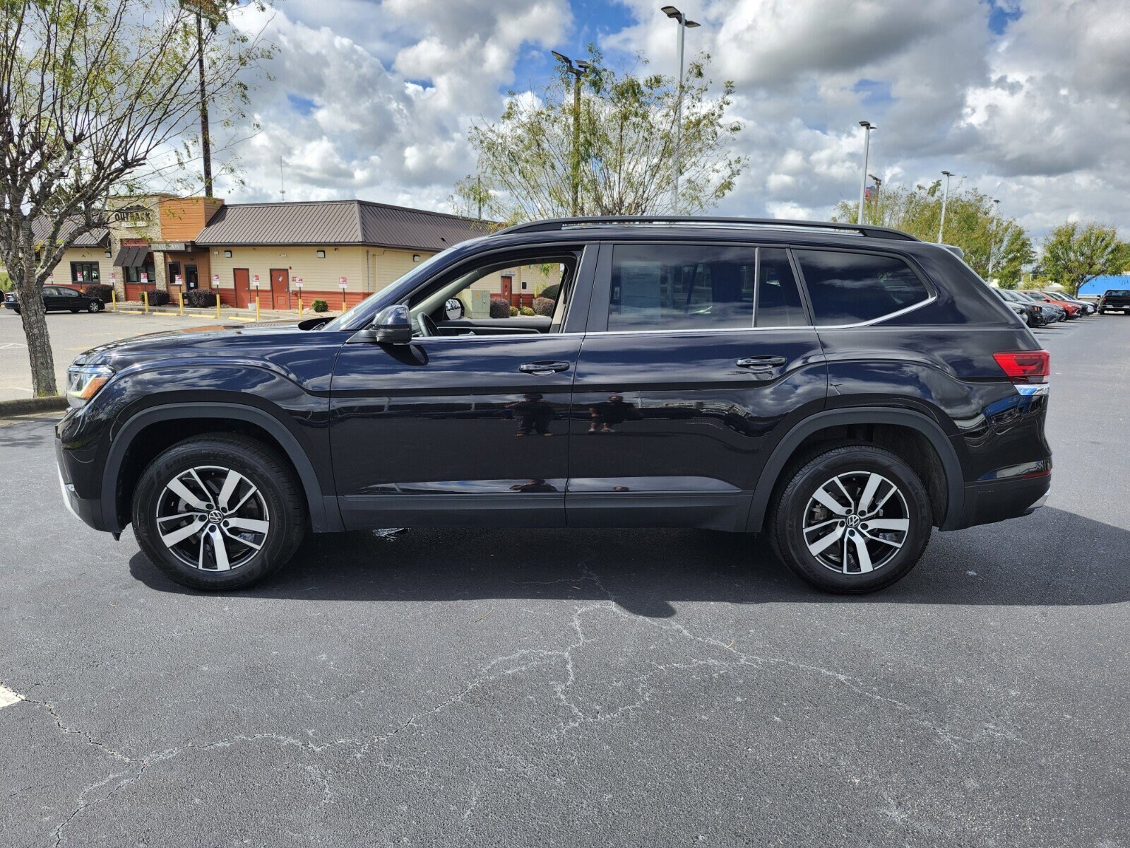 2023 Volkswagen Atlas SE photo 2
