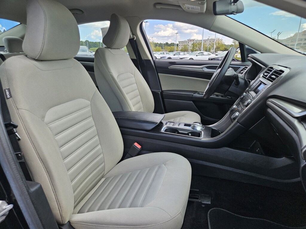 2017 Ford Fusion S photo 16