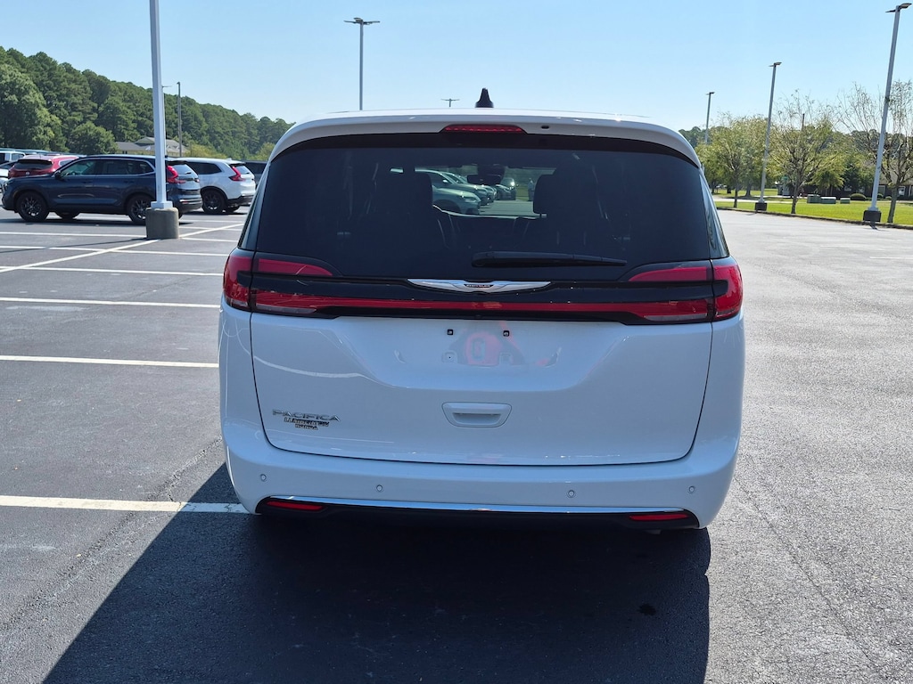Used 2025 Chrysler Pacifica Select Van Passenger Van