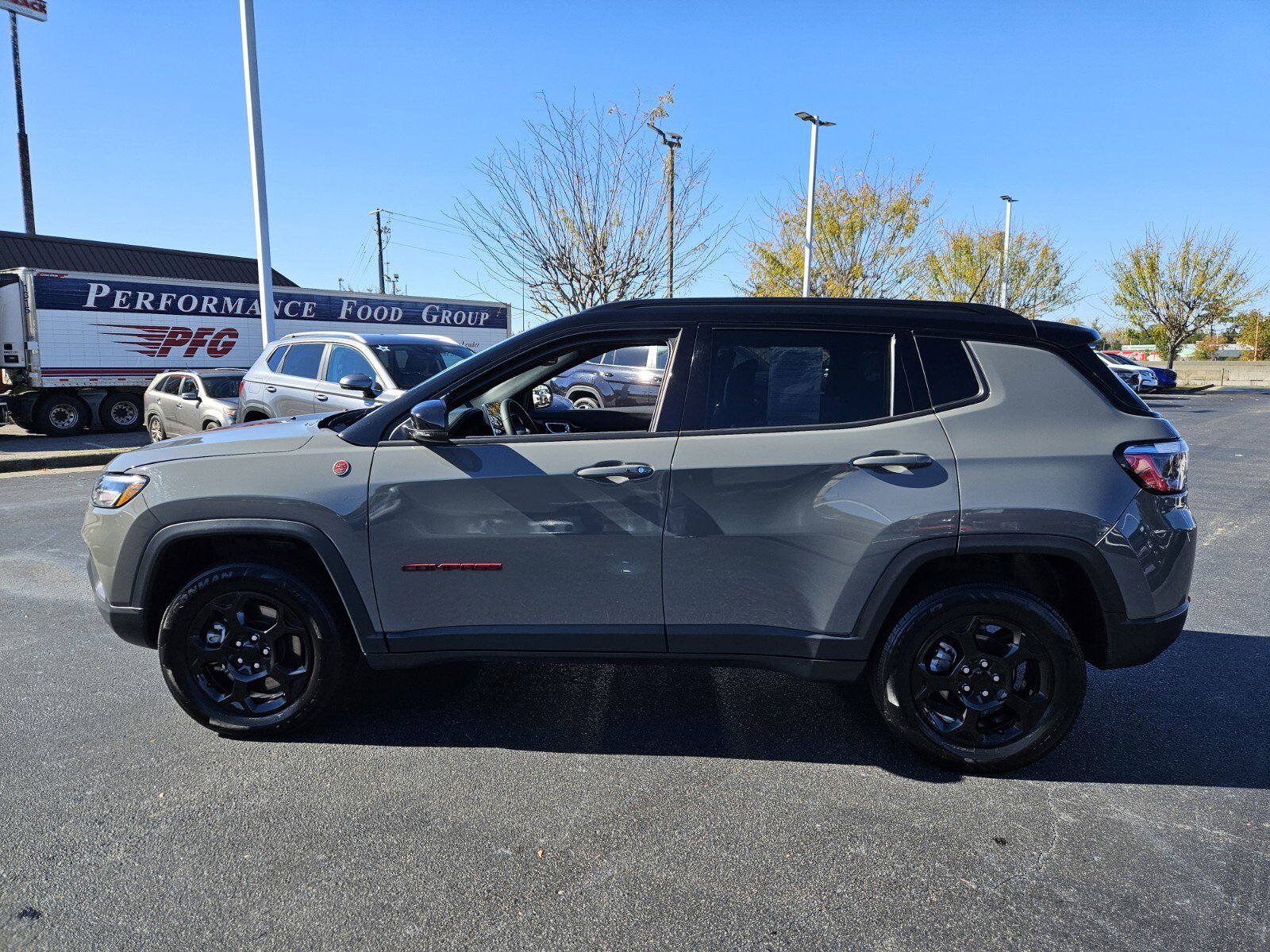 2024 Jeep Compass Trailhawk photo 2