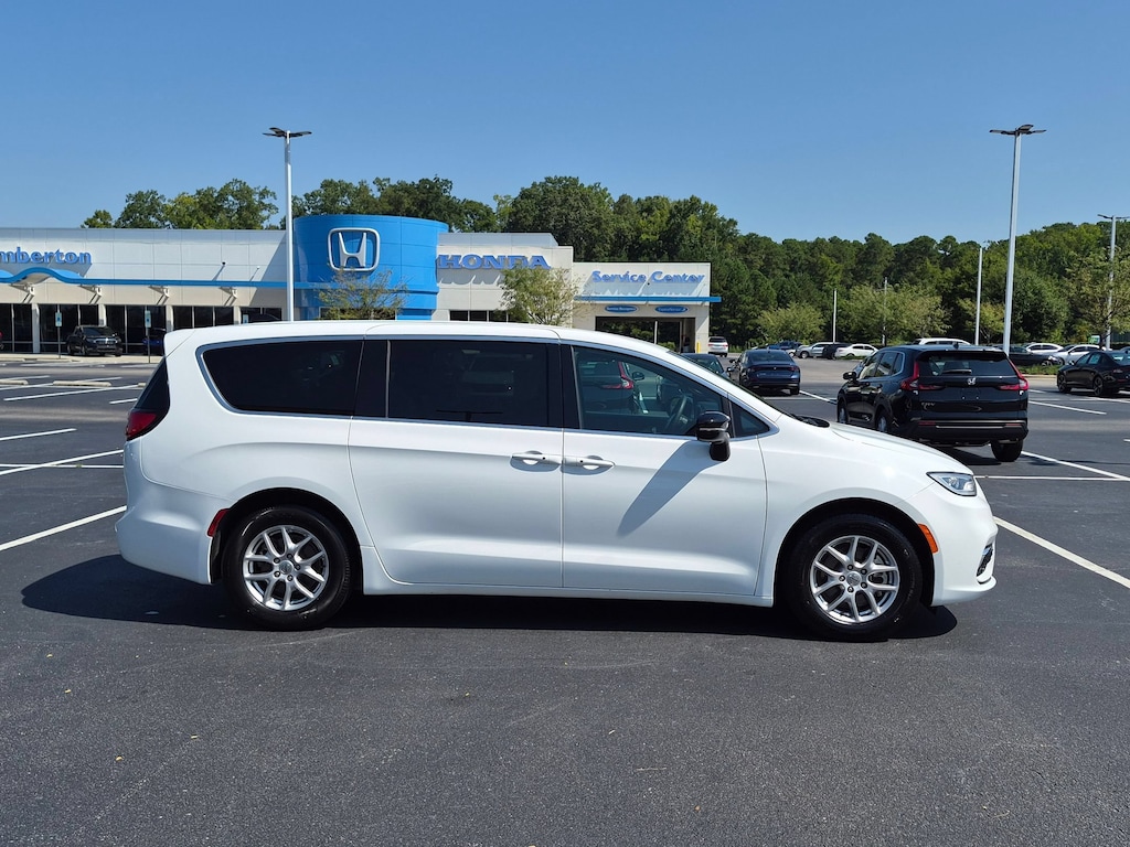 Used 2025 Chrysler Pacifica Select Van Passenger Van