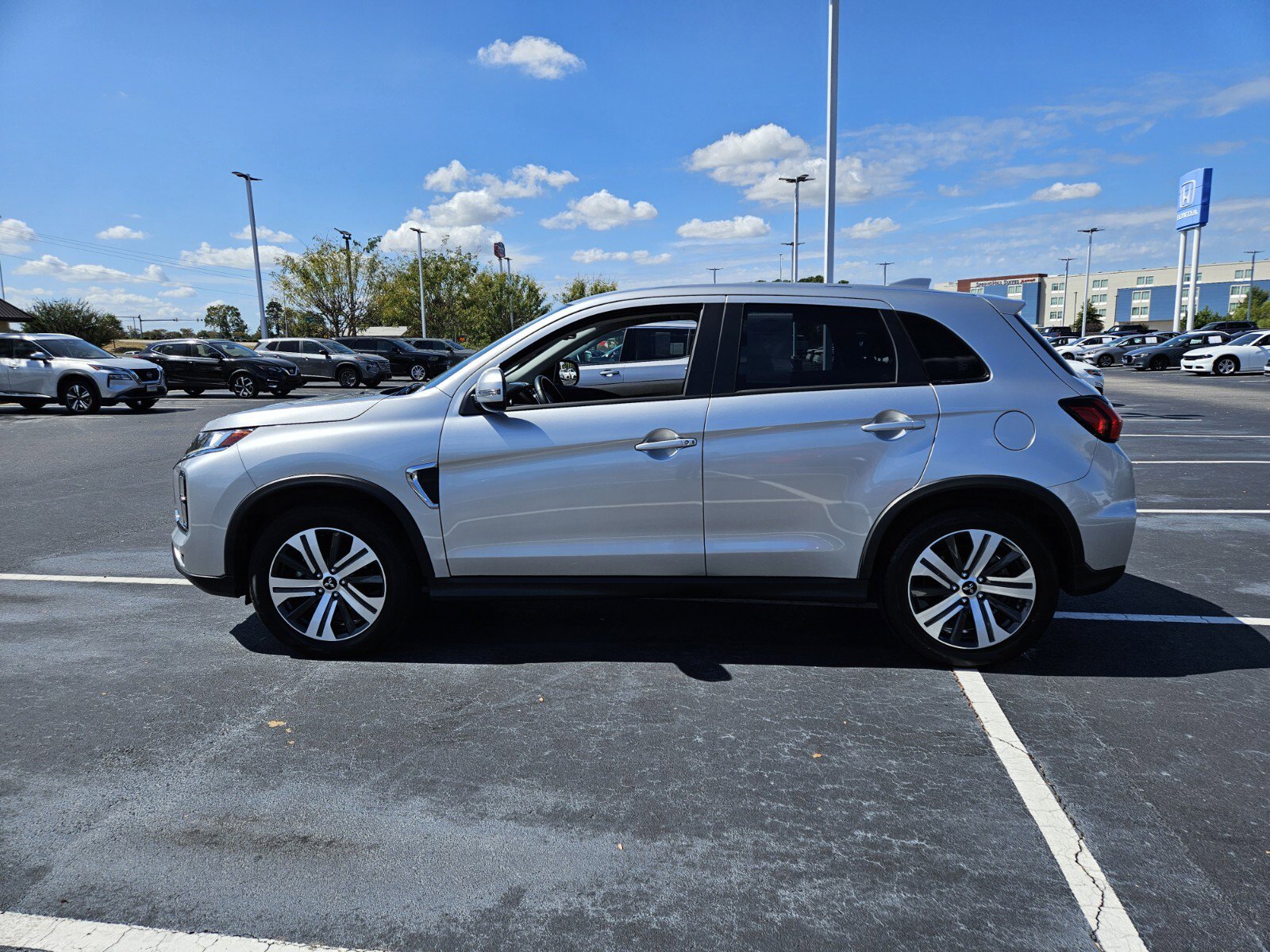 2024 Mitsubishi Outlander Sport ES photo 3