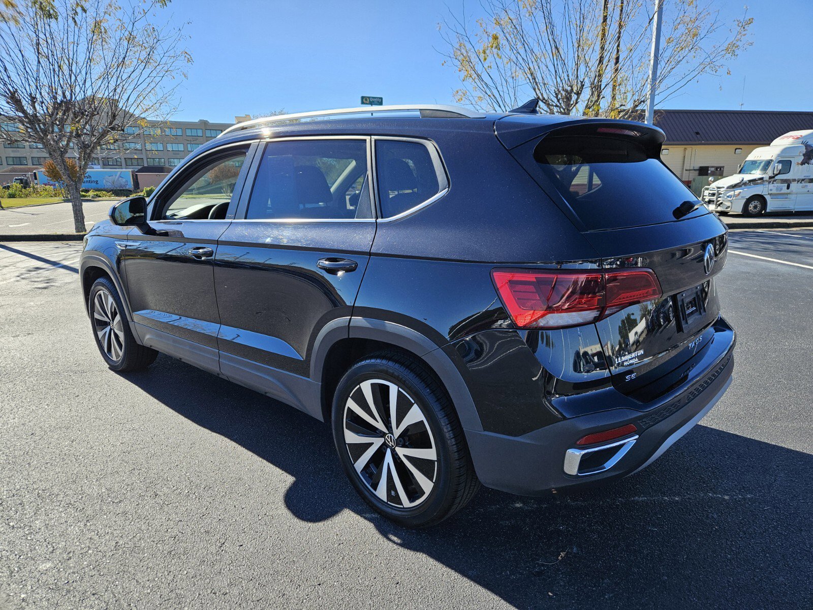 2022 Volkswagen Taos SE photo 2