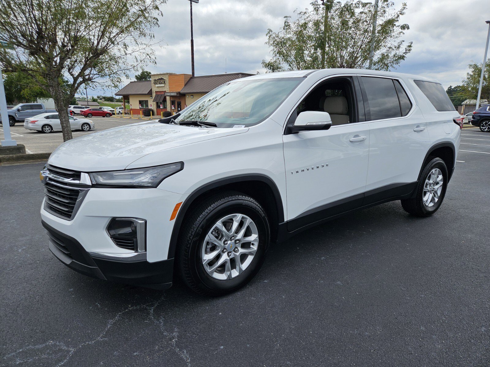 2023 Chevrolet Traverse LS photo 3