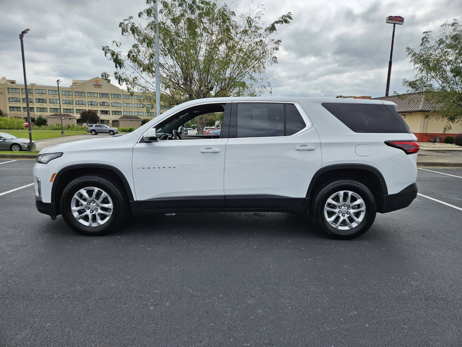 2023 Chevrolet Traverse LS photo 4