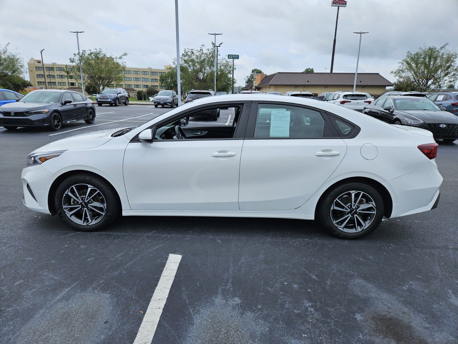 2023 Kia Forte LXS photo 4