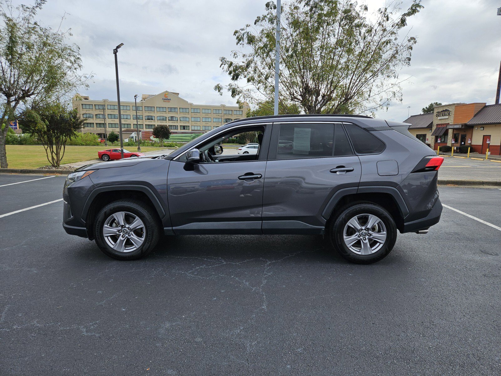 2022 Toyota RAV4 XLE photo 2