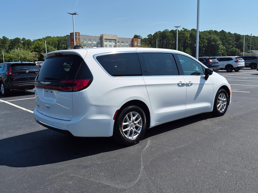 Used 2025 Chrysler Pacifica Select Van Passenger Van