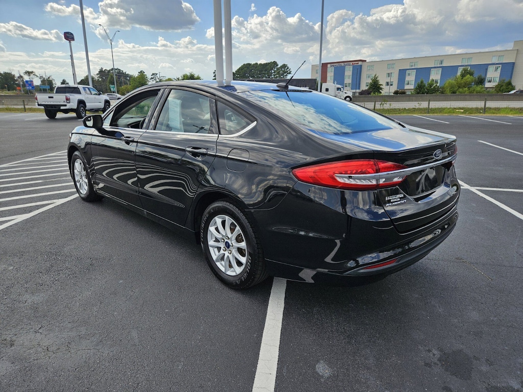 2017 Ford Fusion S photo 4