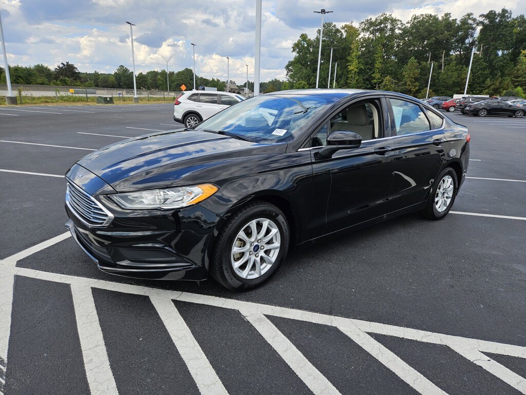 2017 Ford Fusion S photo 2