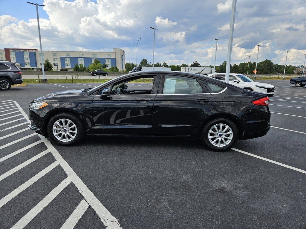 2017 Ford Fusion S photo 3