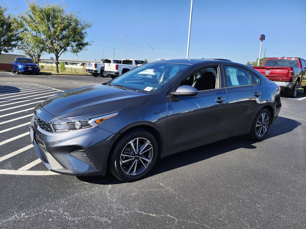2023 Kia Forte LXS photo 3