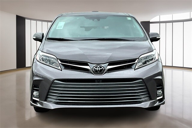 2020 Toyota Sienna Limited Premium photo 2