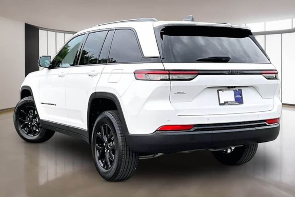Used 2025 Jeep Grand Cherokee Laredo SUV