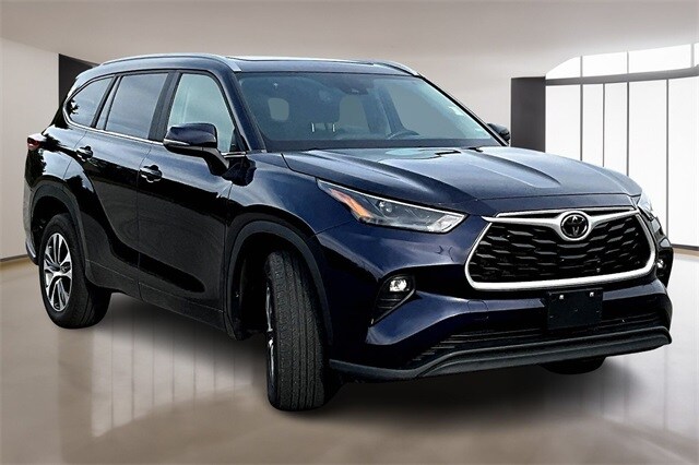 2023 Toyota Highlander L photo 3