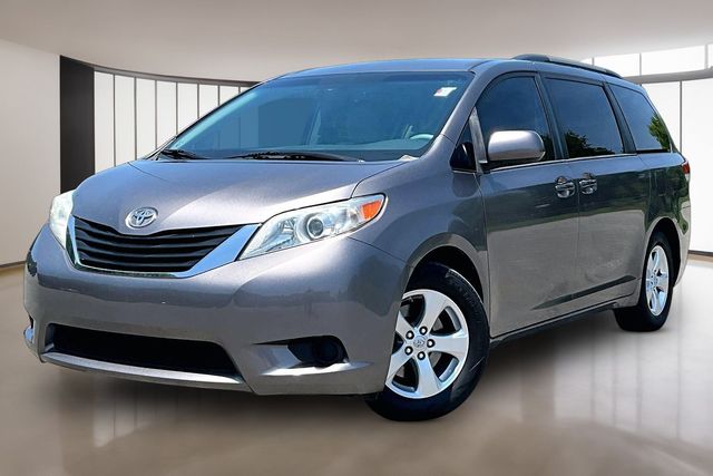2013 Toyota Sienna LE V6 8-Passenger's photo
