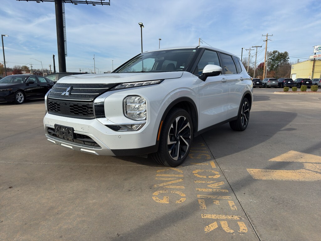 2024 Mitsubishi Outlander SE photo 3