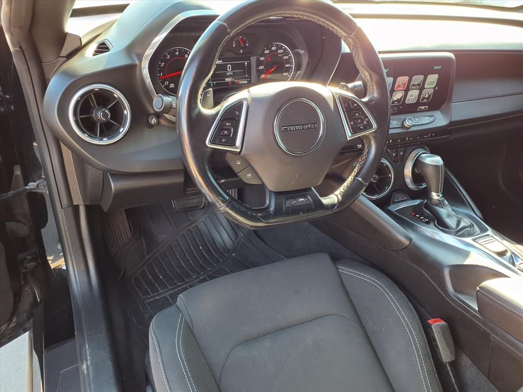 2017 Chevrolet Camaro 1LT photo 3