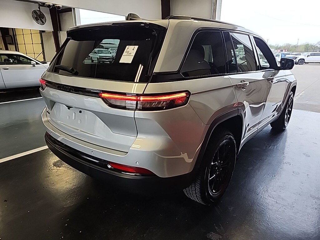 Used 2025 Jeep Grand Cherokee Altitude Sport Utility