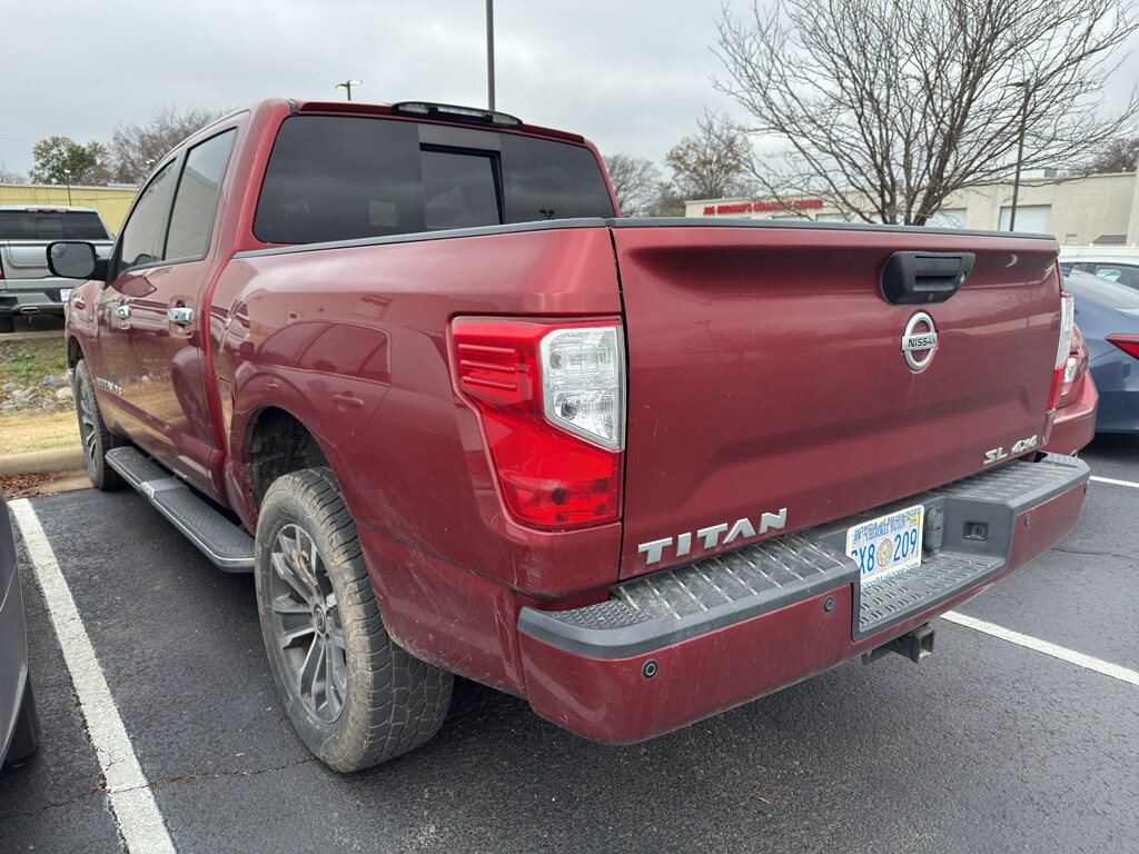 2018 Nissan Titan SL Crew Cab photo 3