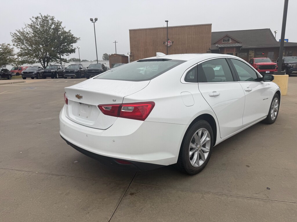 2024 Chevrolet Malibu 1LT photo 2