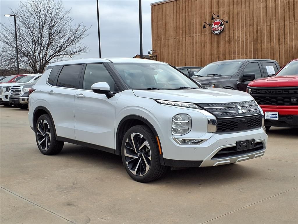 2024 Mitsubishi Outlander SE's photo