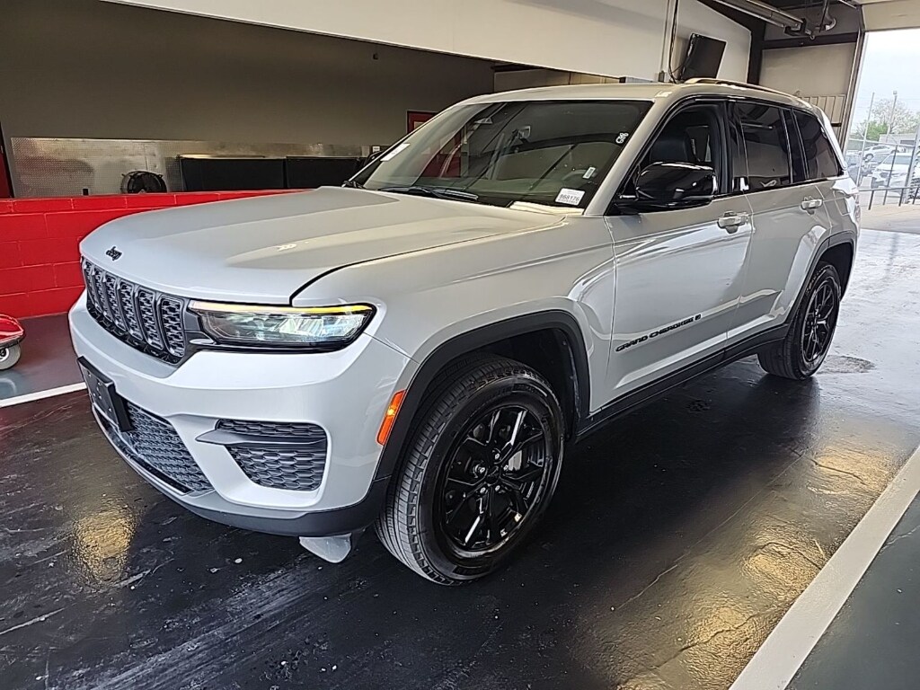 Used 2025 Jeep Grand Cherokee Altitude Sport Utility