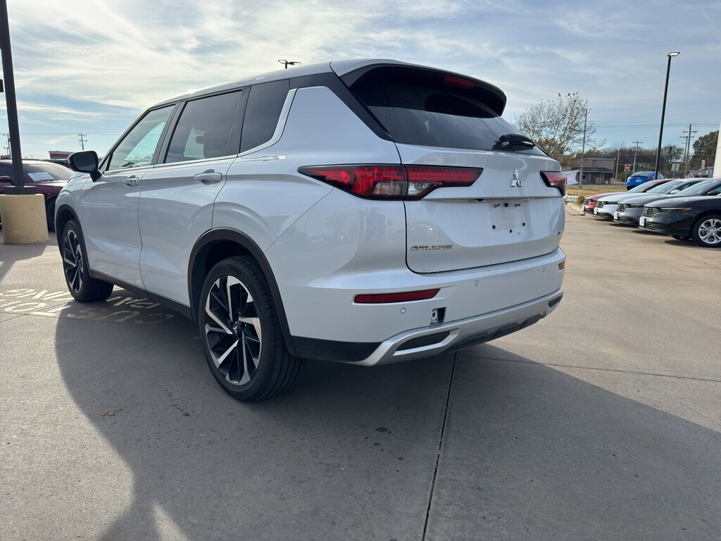 2024 Mitsubishi Outlander SE photo 2