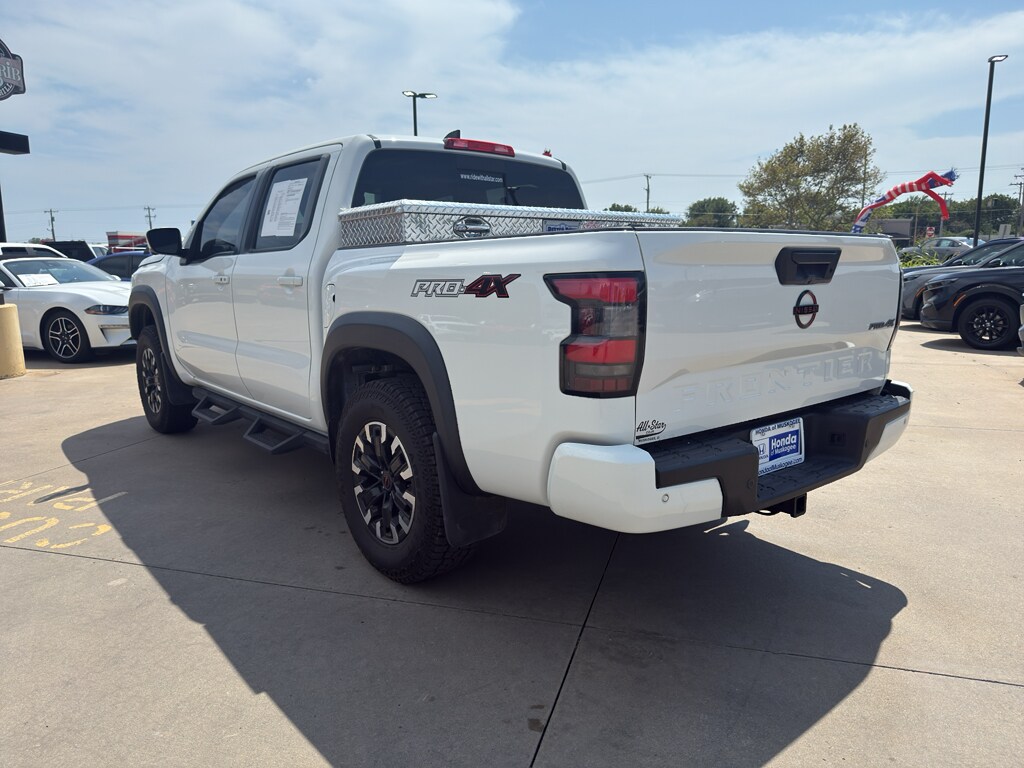 2023 Nissan Frontier PRO-4X Crew Cab photo 2