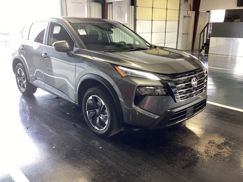 2024 Nissan Rogue SV's photo