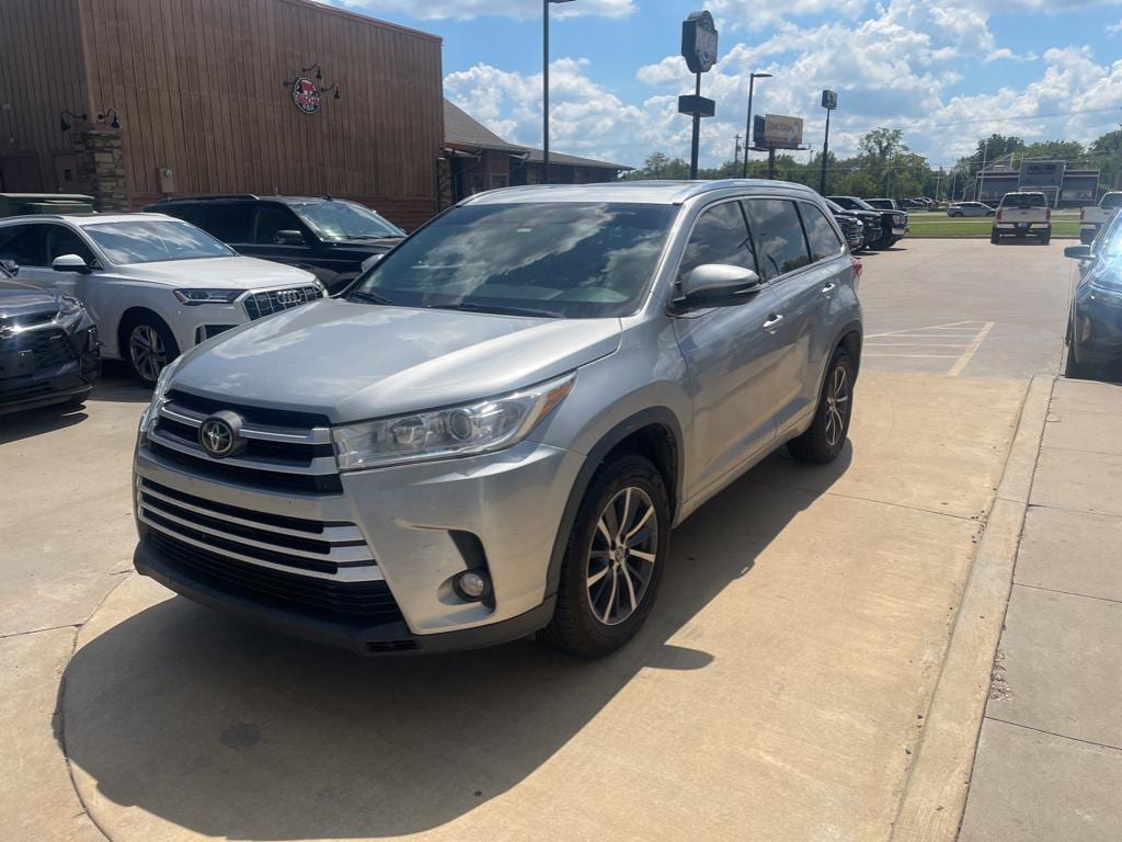 Used 2018 Toyota Highlander XLE with VIN 5TDKZRFH5JS527790 for sale in Muskogee, OK