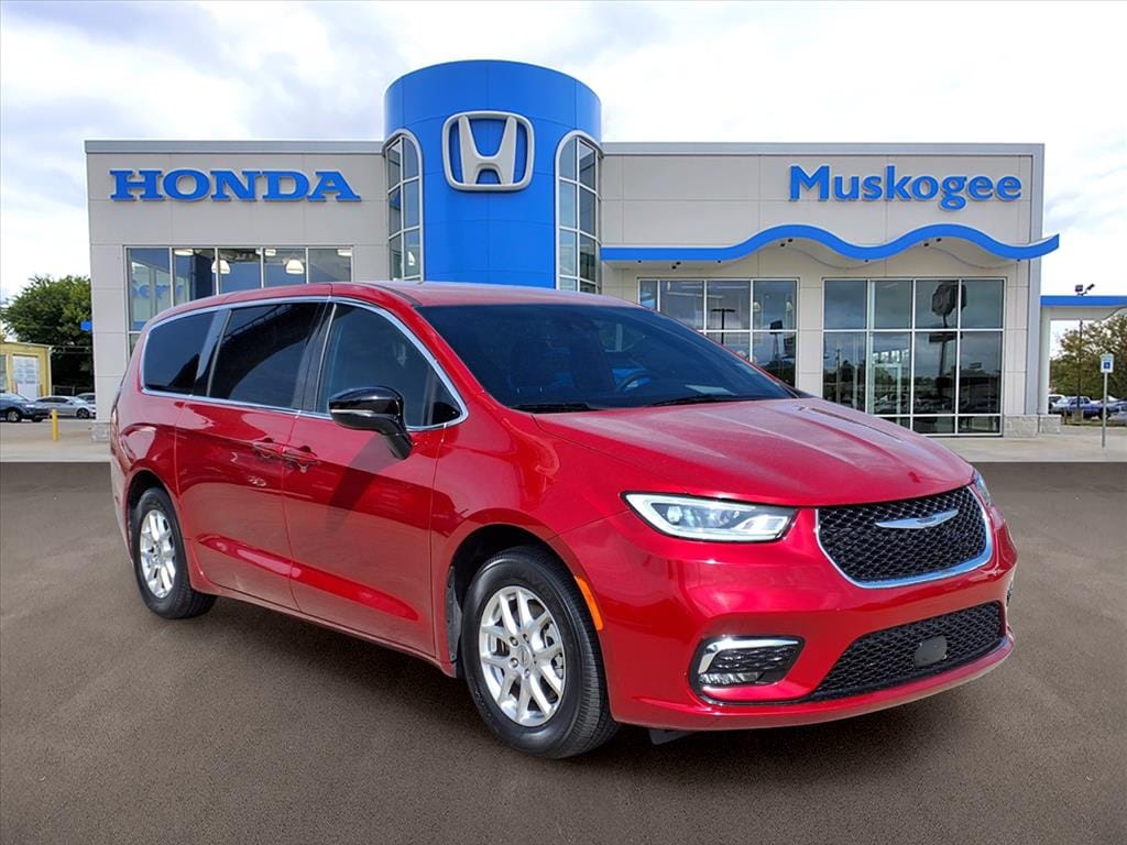 2025 Chrysler Pacifica Select's photo