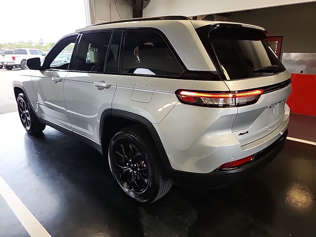 Used 2025 Jeep Grand Cherokee Altitude Sport Utility