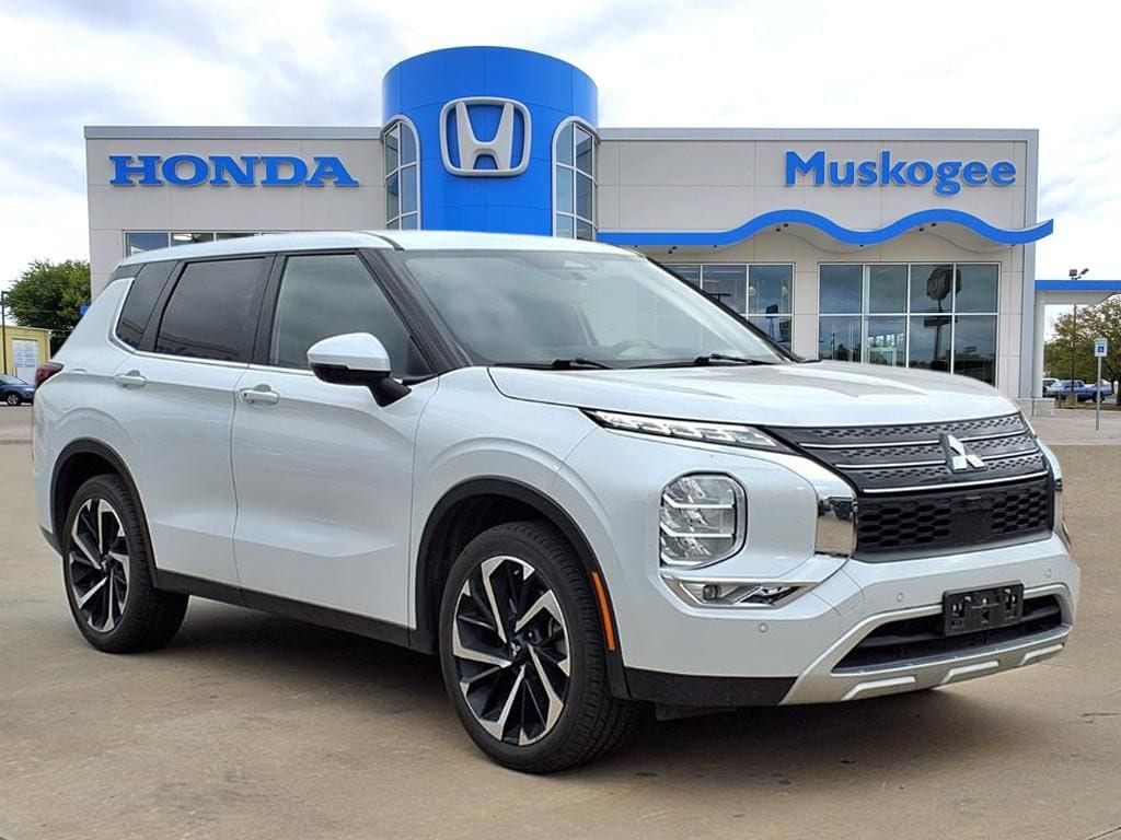 2024 Mitsubishi Outlander SE's photo