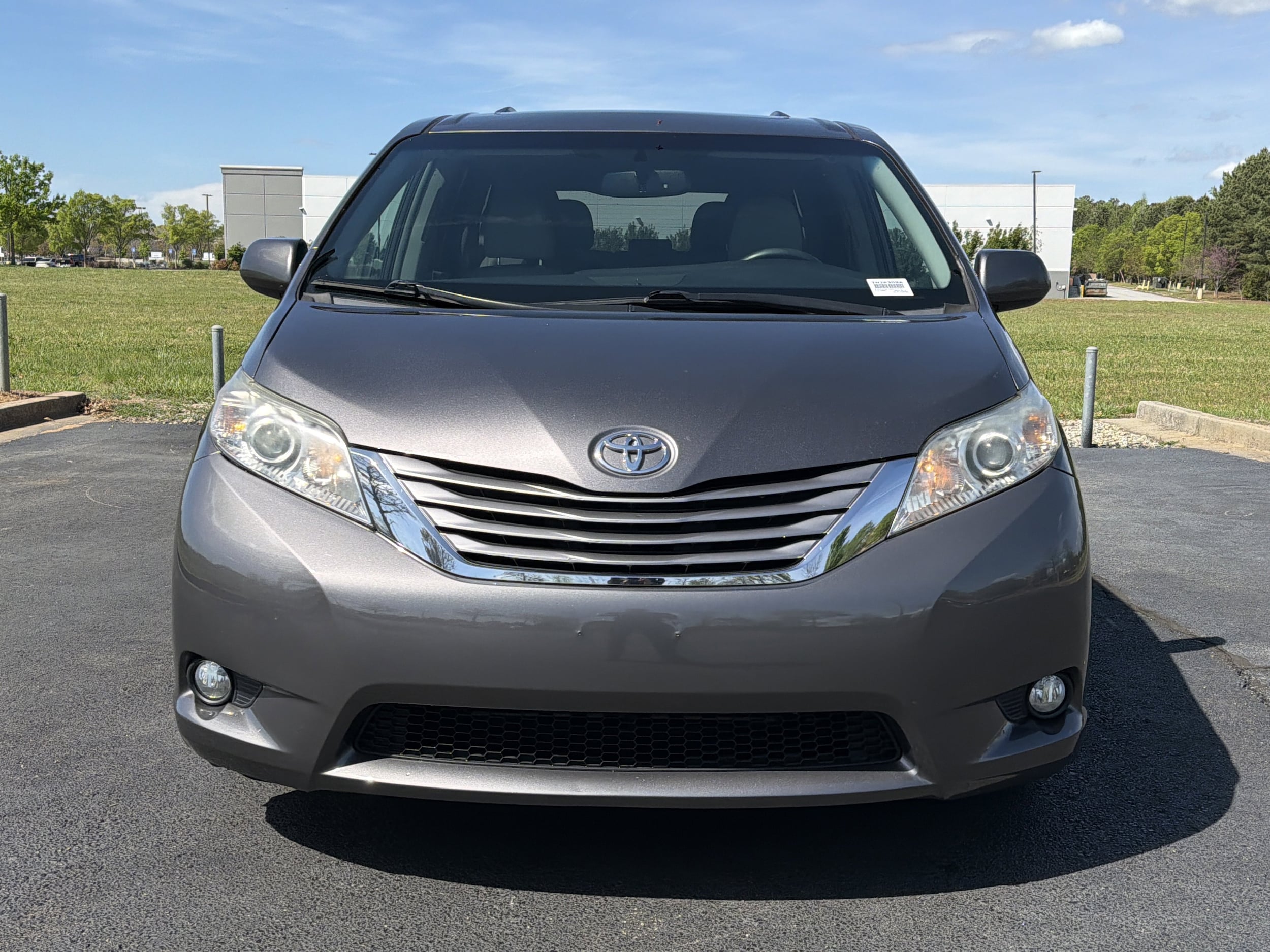 2017 Toyota Sienna XLE 8 Passenger photo 2