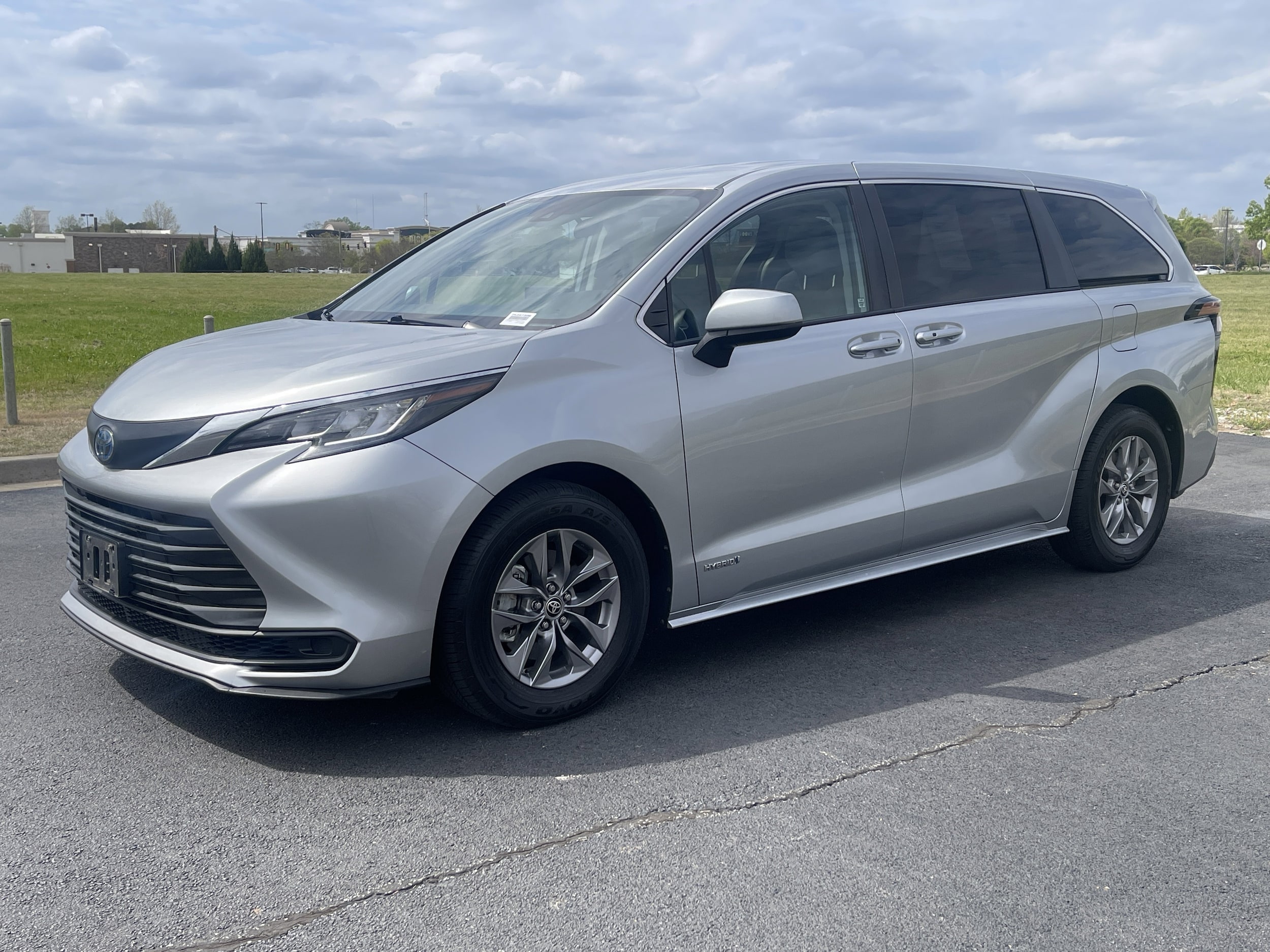 2021 Toyota Sienna LE 8 Passenger photo 4