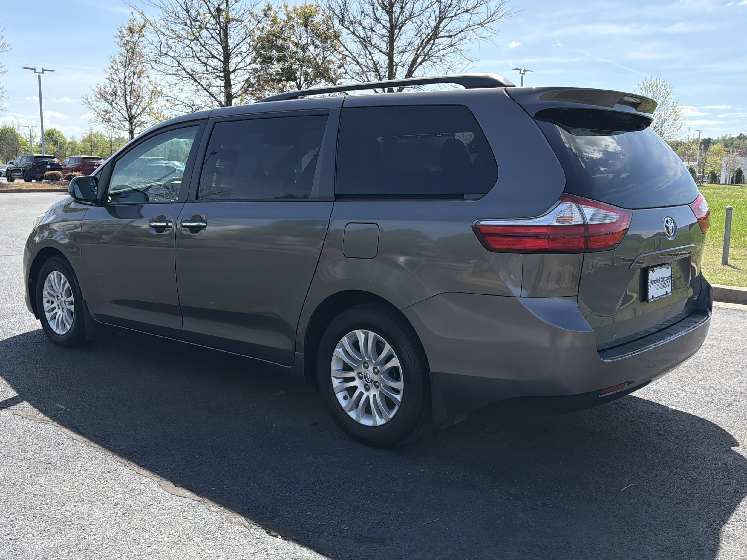 2017 Toyota Sienna XLE 8 Passenger photo 6