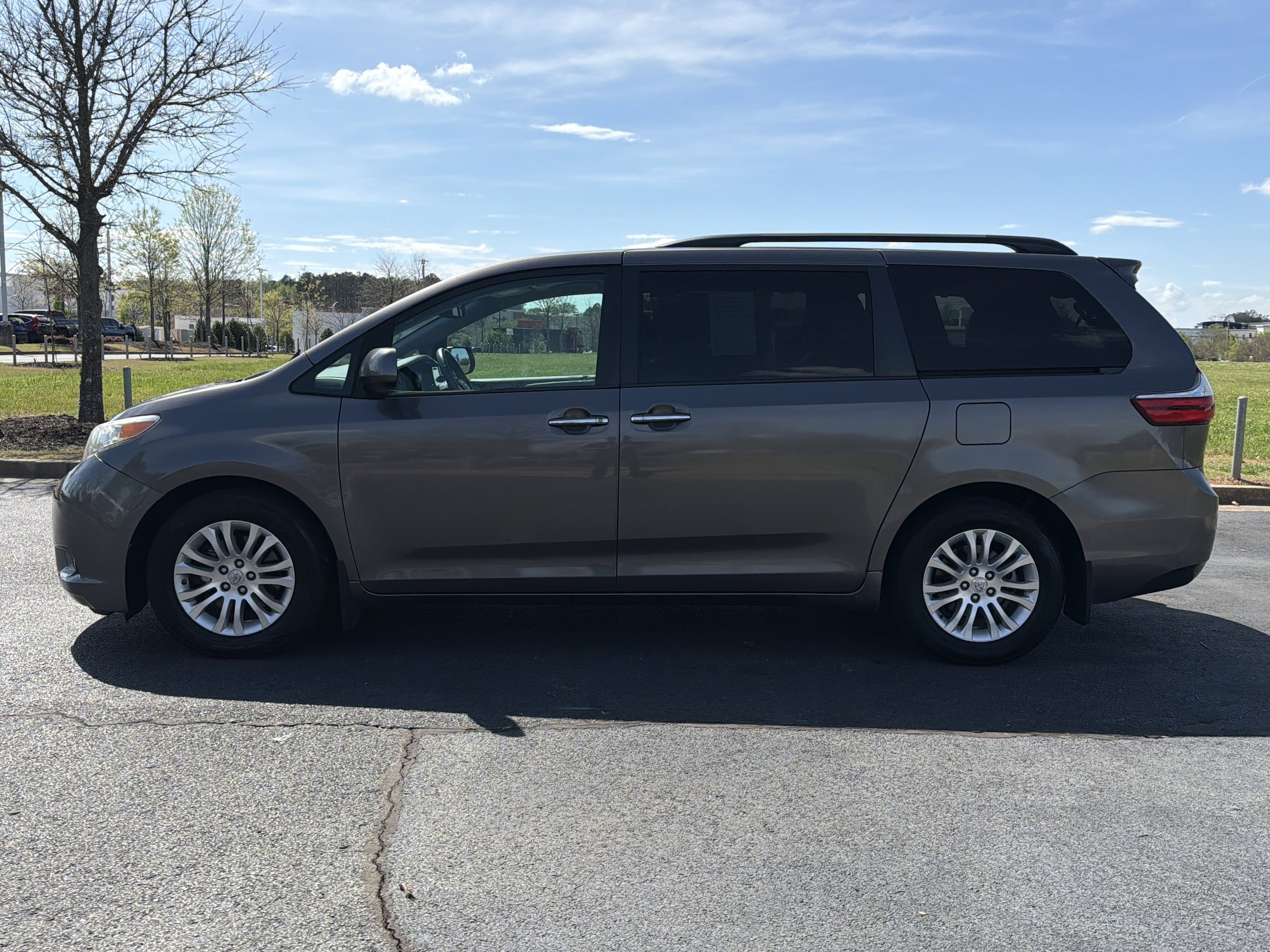 2017 Toyota Sienna XLE 8 Passenger photo 5