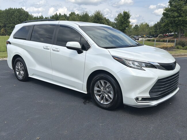 2022 Toyota Sienna XLE 8 Passenger Van Passenger Van