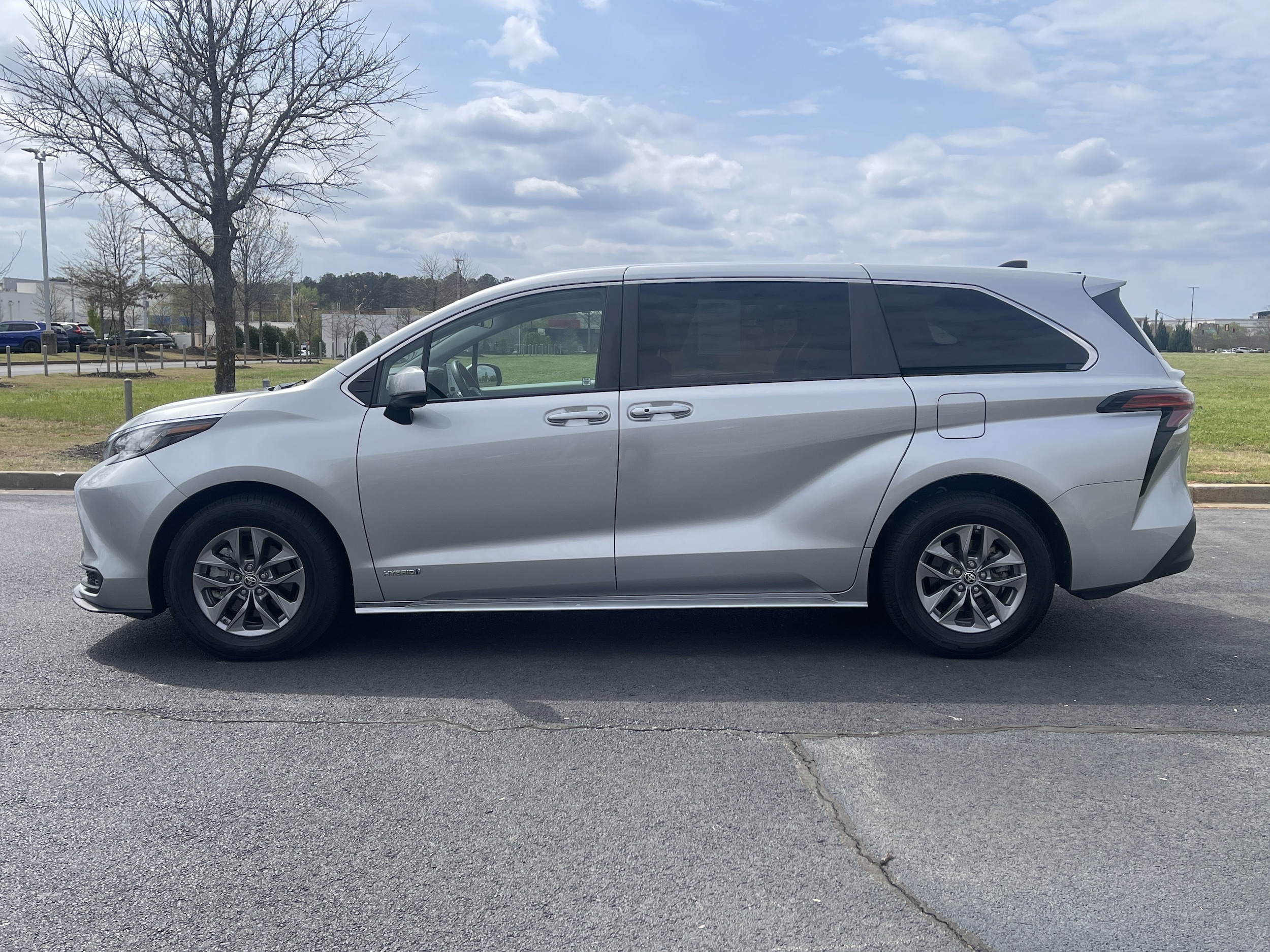 2021 Toyota Sienna LE 8 Passenger photo 5