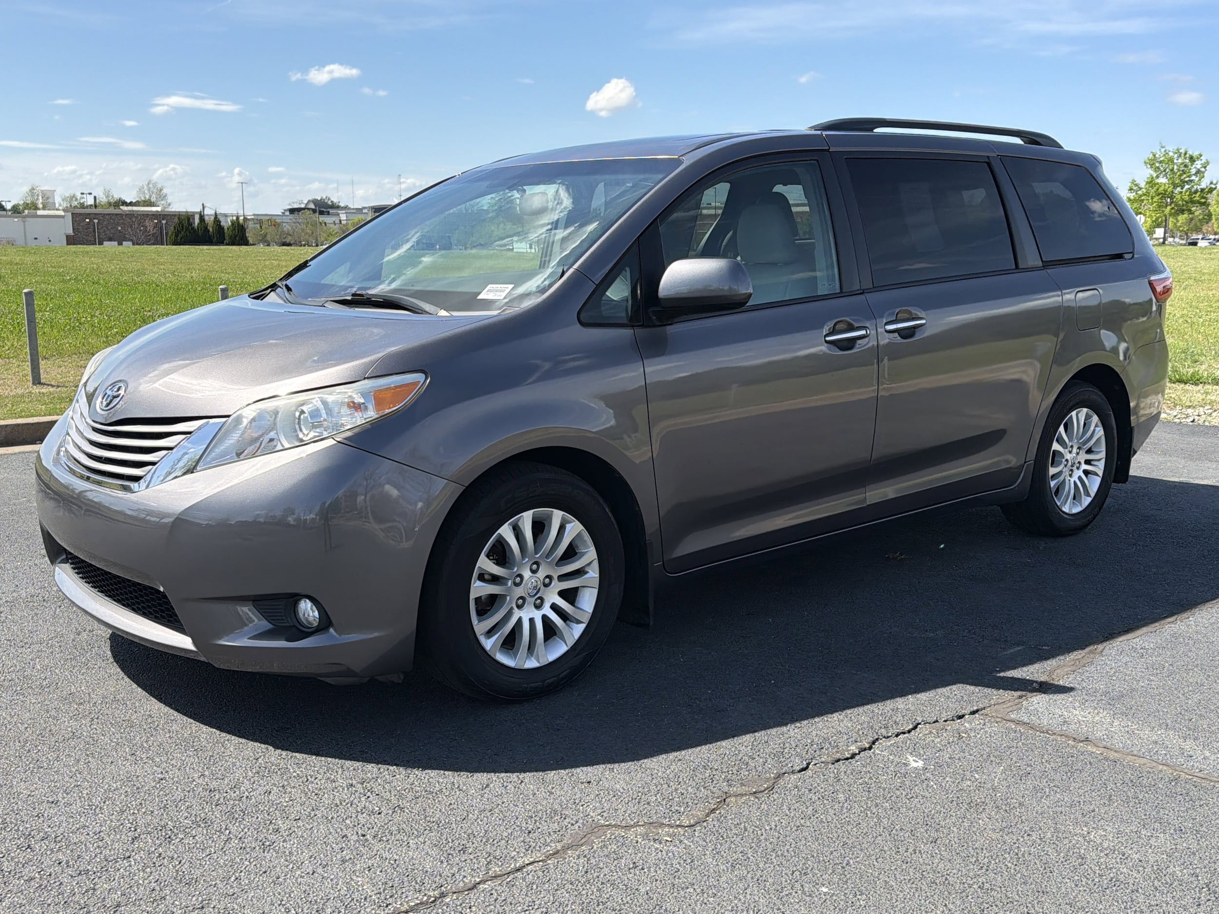 2017 Toyota Sienna XLE 8 Passenger photo 4