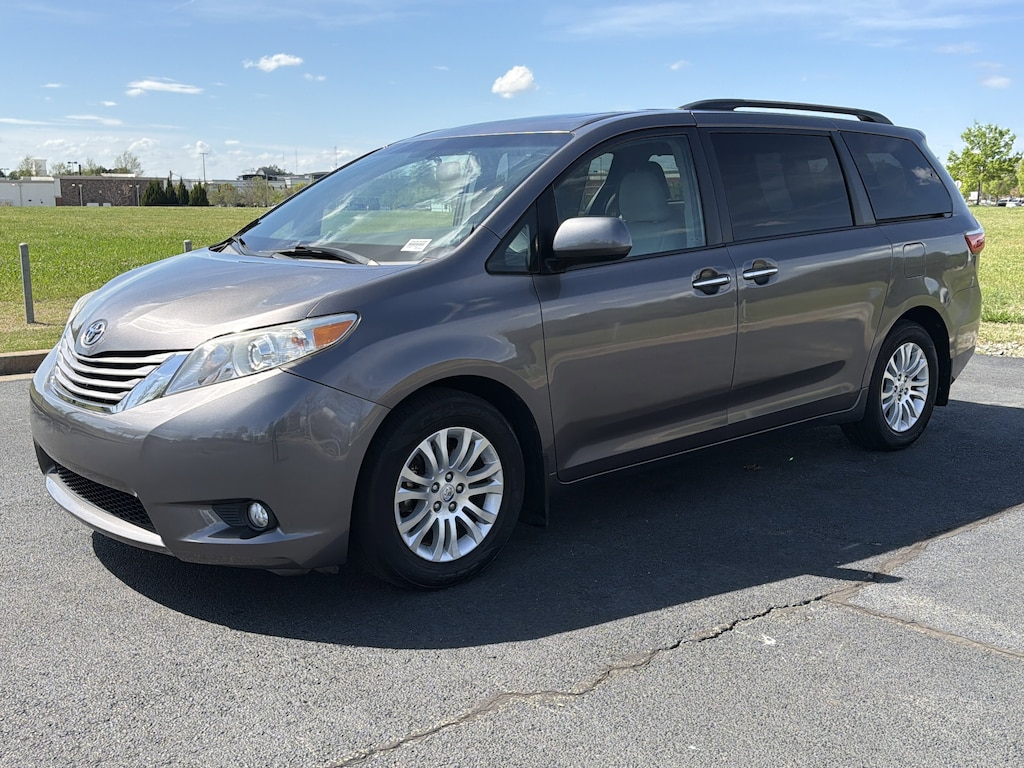 Used 2017 Toyota Sienna XLE 8 Passenger Van Passenger Van