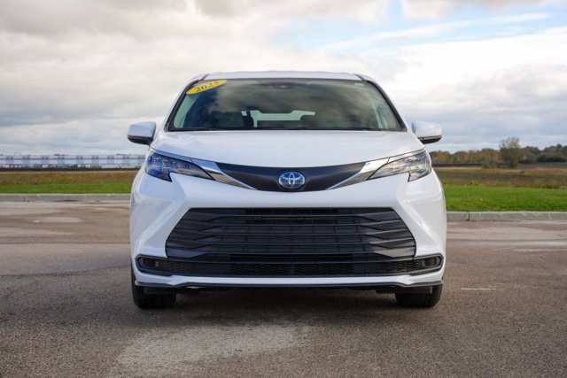 Used 2025 Toyota Sienna LE 8 Passenger Van Passenger Van