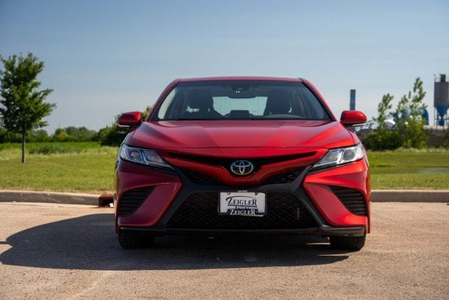 Used 2019 Toyota Camry SE with VIN 4T1B11HK8KU280484 for sale in Sturtevant, WI