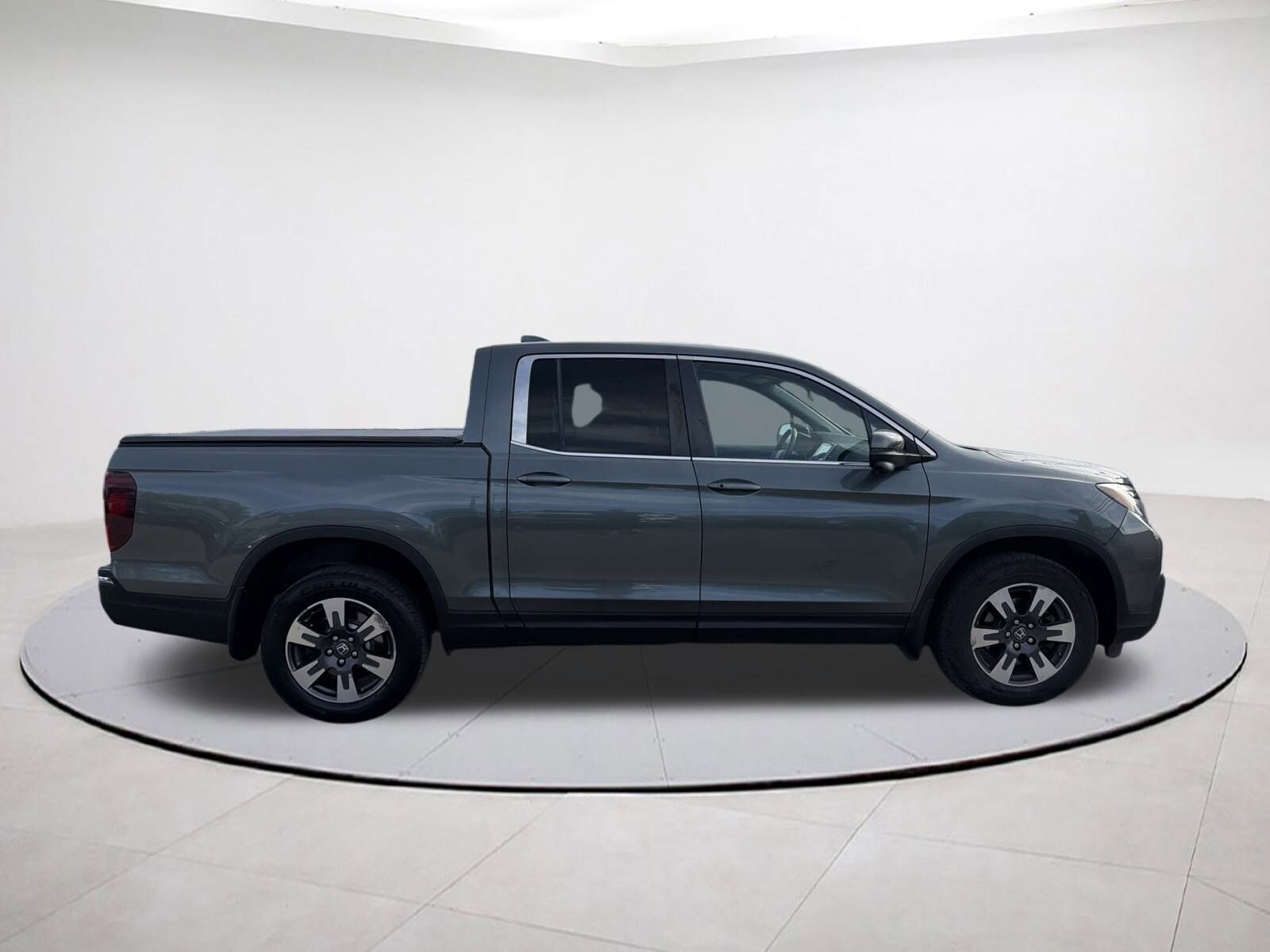 2017 Honda Ridgeline RTL-T photo 2