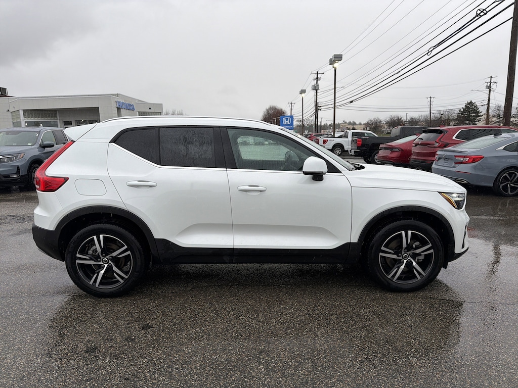 Used 2025 Volvo XC40 Core Bright Theme B5 AWD Core Bright Theme