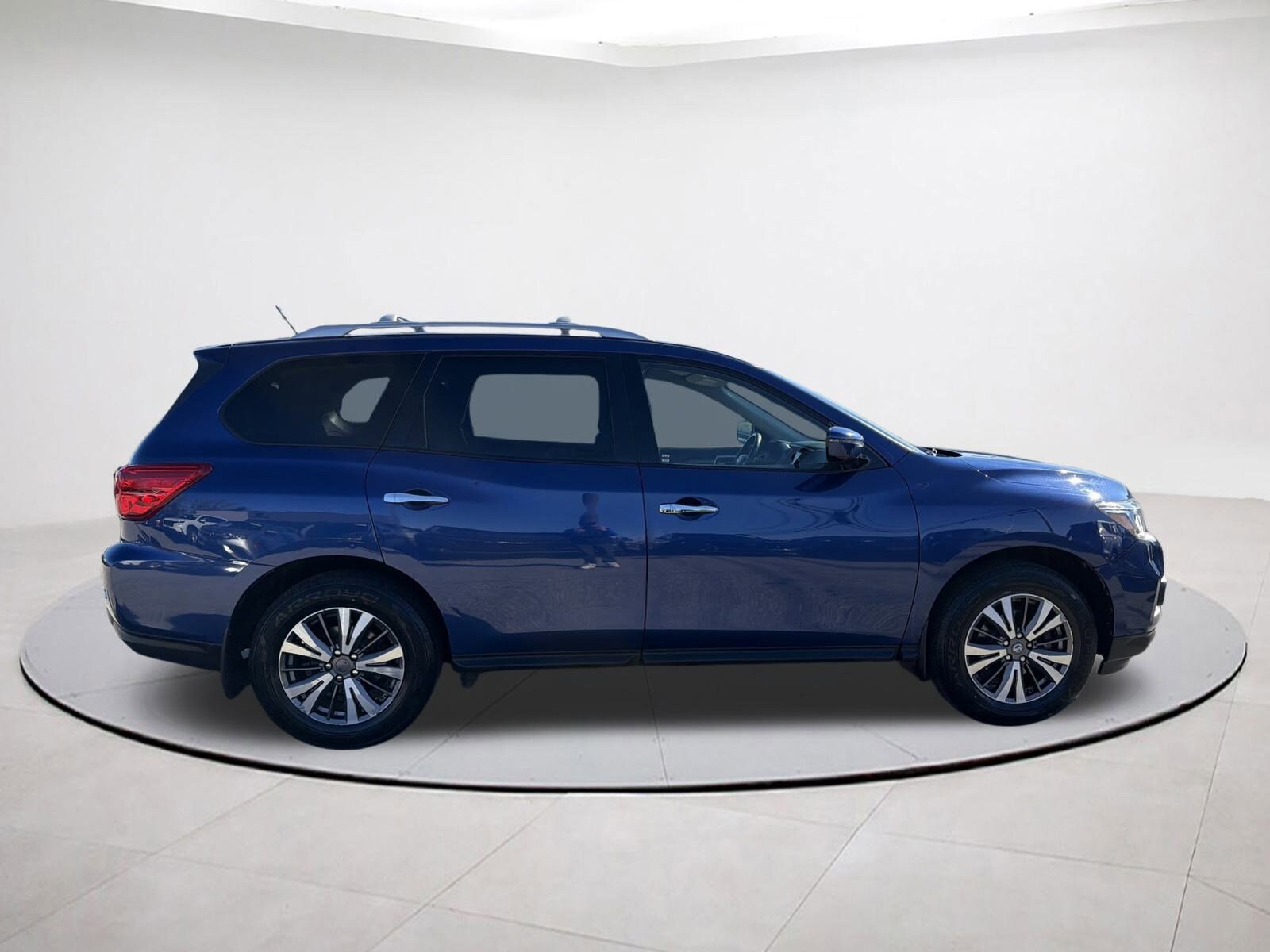 2017 Nissan Pathfinder 4x4 SV photo 2