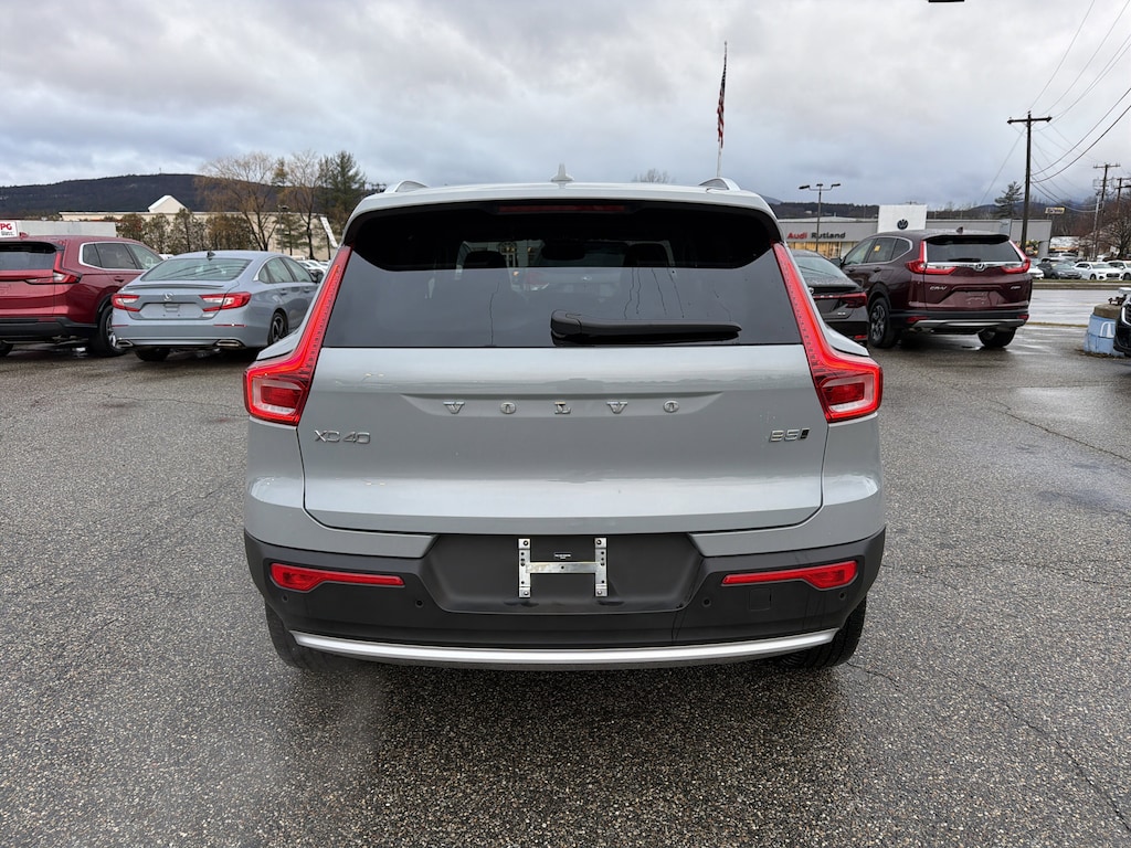 Used 2025 Volvo XC40 Plus Bright Theme B5 AWD Plus Bright Theme